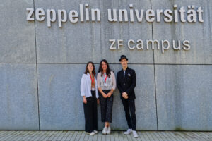 Zu sehen sind von links nach rechts Sara Hadley, Marieluna Frank und Christoph Beischl während der IB-Sektionstagung an der Zeppelin-Universität in Friedrichshafen